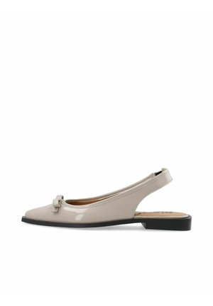 Smėlio spalvos blizgaus odos bateliai su atvira kulniuke, smailiu piršteliu, maža kaspino detalė priekyje ir juoda pado dalimi.