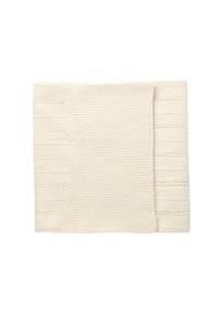 Krēmgardas audums ar strukturētām horizontālām svītrām, kuram ir gluda virsma un detalizēta šūšana pa vienu malu. Taisnstūra forma.