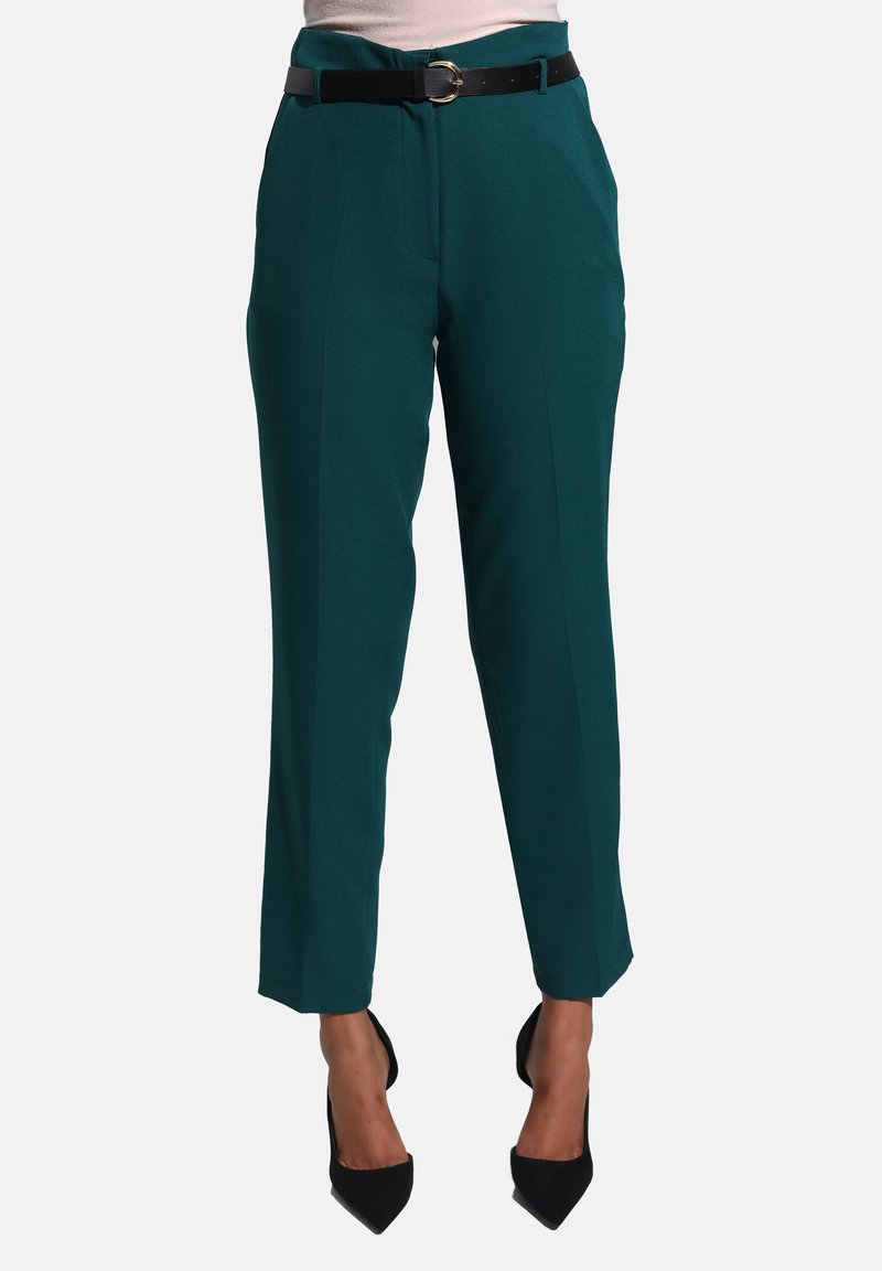 Pantalons teal en tissu doux, avec une taille haute, un design à jambe droite et une ceinture noire avec une boucle en or.