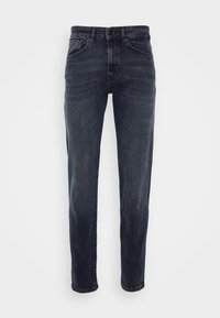 Mörkblå denimjeans med rak bendesign, femficksstil, framknäppning och subtila blekningar på tygtexturen.