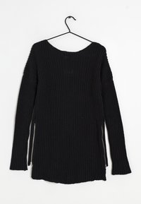 Schwarzer Strickpullover mit weitem Ausschnitt, langen Ärmeln und einem strukturierten Muster. Verfügt über seitliche Reißverschlussdetails und eine lockere, übergroße Form.
