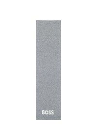 Šedá látková šála s texturovaným pleteným vzorem a bílým nápisem "BOSS" blízko jednoho konce na jednobarevném pozadí.