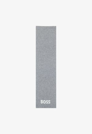 Sciarpa di tessuto grigio con un motivo a maglia testurizzato e la scritta bianca "BOSS" vicino a un'estremità su uno sfondo semplice.