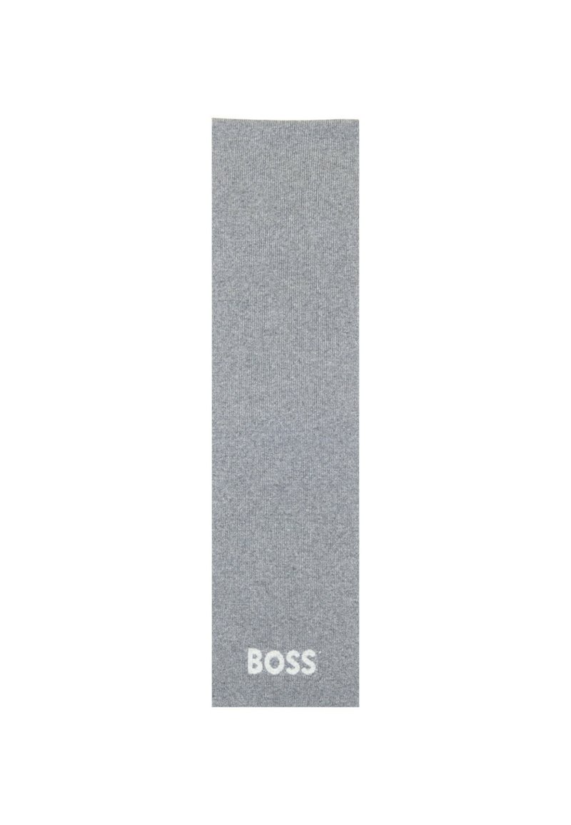 Šedá látková šála s texturovaným pleteným vzorem a bílým nápisem "BOSS" blízko jednoho konce na jednobarevném pozadí.