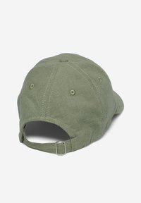 Grüne Baumwoll-Baseballmütze mit gebogenem Schirm, verstellbarem Riemen auf der Rückseite und sichtbaren Stichen. Keine Grafiken oder Muster vorhanden.