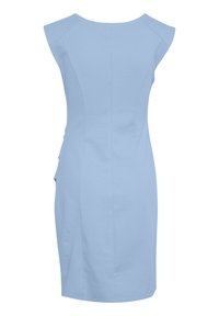 Helles blaues knieumspielendes Kleid mit kurzen Ärmeln und seitlichen, mehrlagigen Rüschendetails, taillierte Silhouette, Nahtlinien zur Formung.