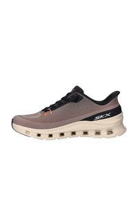 Scarpa atletica leggera in rete grigia con tallone nero, caratterizzata da dettagli arancioni e una suola spessa bianca con particolari di ammortizzazione ad aria.