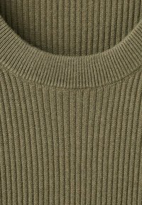 Geripptes olivgrünes Strickgewebe mit weicher Textur und rundem Ausschnitt, das durch auffällige vertikale Linien durchgehend geprägt ist.