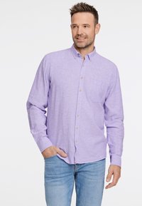 Camisa de manga larga de color púrpura claro en un ajuste relajado con cuello de botón, que presenta un bolsillo frontal y botones de madera para el cierre.