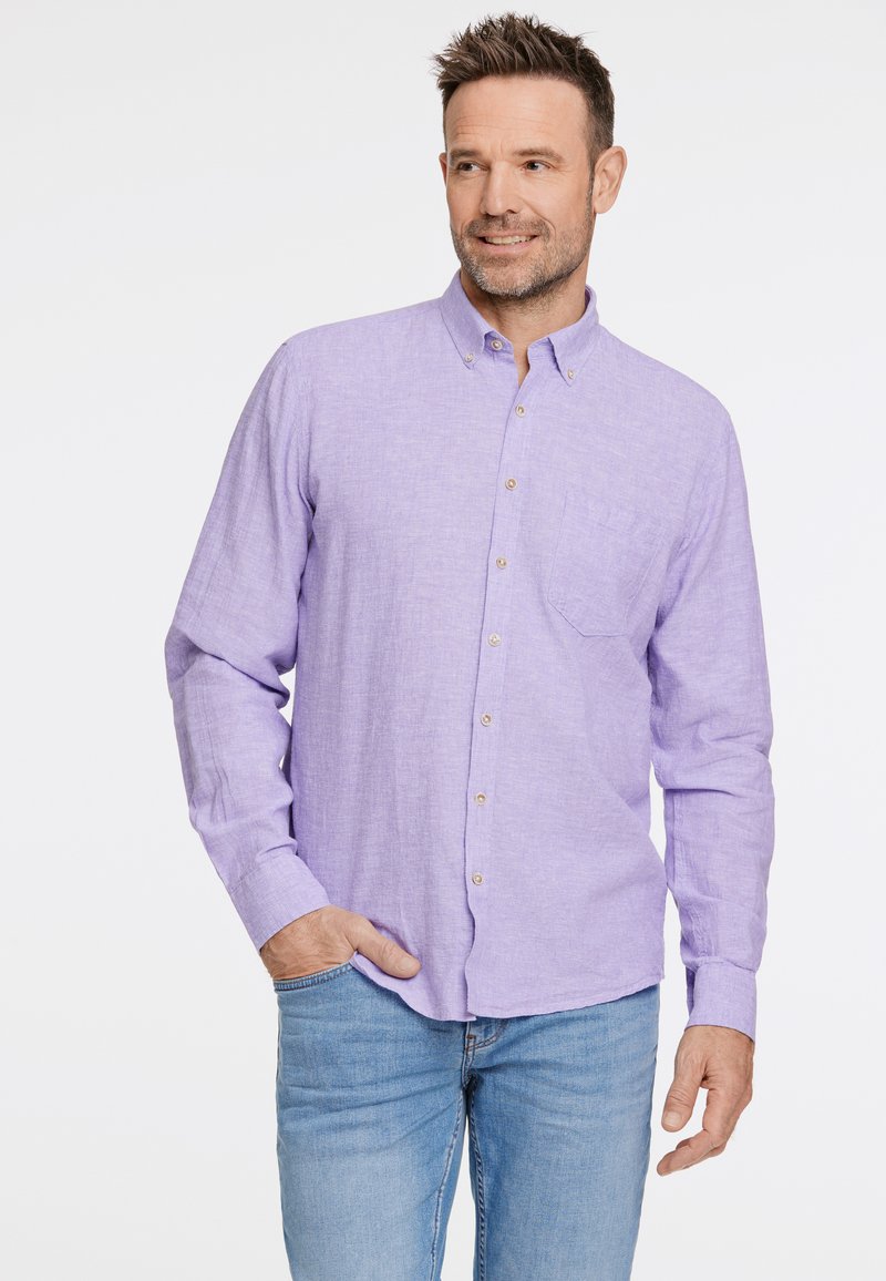 Camisa de manga larga de color púrpura claro en un ajuste relajado con cuello de botón, que presenta un bolsillo frontal y botones de madera para el cierre.