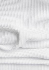 Tessuto bianco a coste, con una morbida texture e una leggera elasticità. Il motivo presenta creste orizzontali equidistanti.