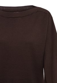 Haut en maille marron foncé à manches longues avec un col large légèrement arrondi et une couture d'épaule visible sur fond blanc.