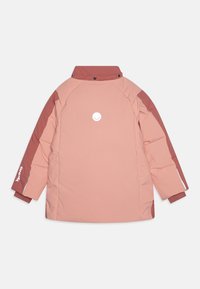 Casaco puffer rosa e terracota com gola alta, logótipo nas costas e punhos elásticos. Textura suave com enchimento acolchoado.