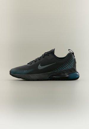 Chaussure de course Nike noire avec des accents bleu sarcelle, tige en mesh, semelle rembourrée et unité Air Max visible au talon sur un fond neutre.
