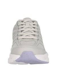 Ljusgrå träningssko med mesh och syntetiska material, snörningsdesign, rundad tå och en kontrasterande lavendelklack.