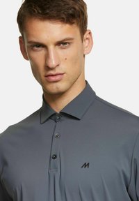 Graues Poloshirt mit umgeschlagenem Kragen, Drei-Knopf-Leiste und dezentem Logo auf der Brust. Hergestellt aus glattem, elastischem Stoff.