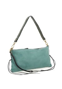 Borsa a spalla in pelle color turchese con una superficie liscia, hardware dorato, tracolla e frange nere decorative sui lati.