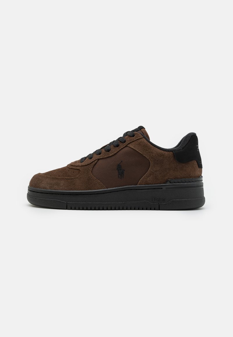 Bruine suède sneakers met een zwarte rubberen zool, vetersluiting aan de voorkant en een meshpaneel aan de zijkanten. Voorzien van een logo aan de buitenzijde.