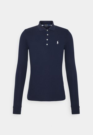 Polo bleu marine à manches longues avec boutons blancs et petit logo blanc brodé sur la poitrine gauche.