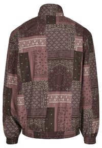 Långärmad jacka med en lapptäckedesign av vinröda och bruna paisleymönster. Lättviktsmaterial med elastiska manschetter och krage.
