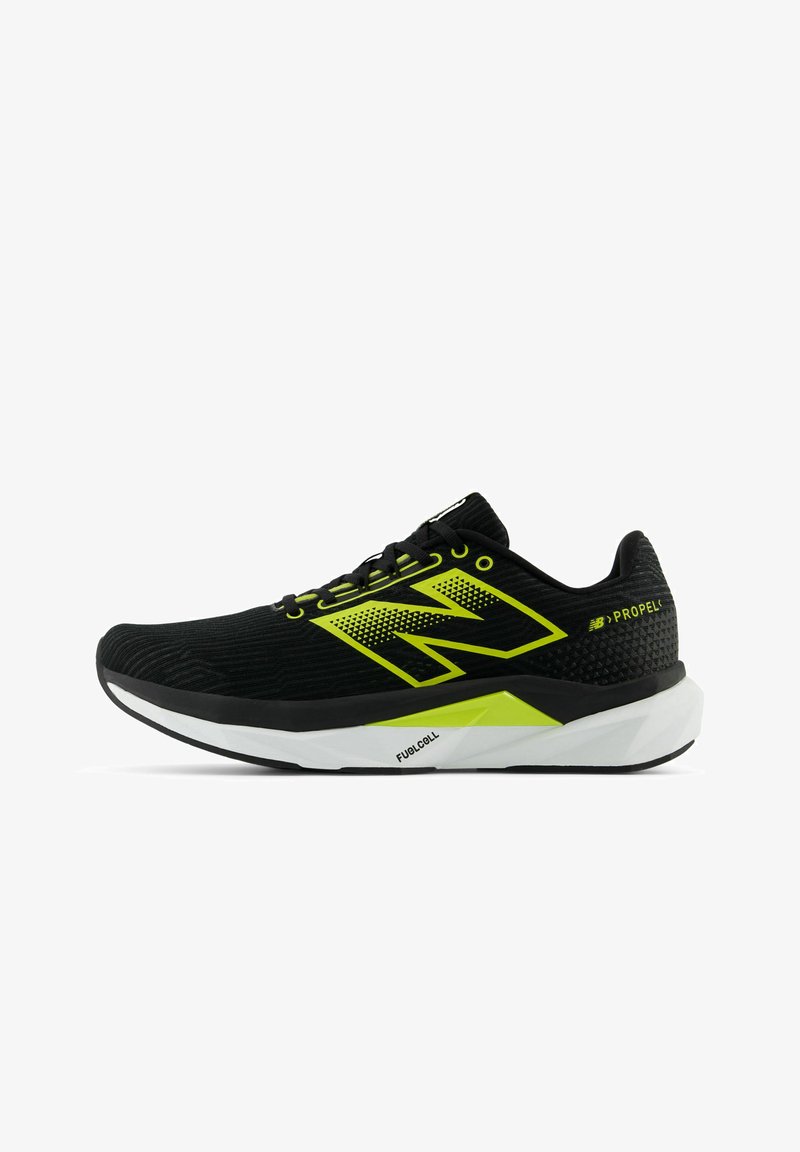 Czarna sportowa buty z lekką siateczkową cholewką, akcentami w limonkowej zieleni, grubą białą piankową podeszwą i teksturowanymi detalami na pięcie.