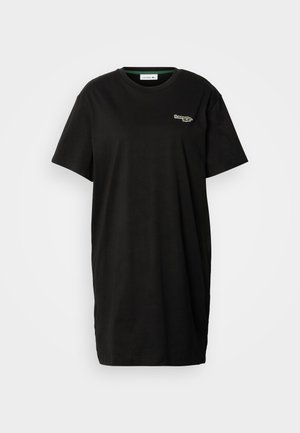 Černé krátké šaty s krátkým rukávem, kulatým výstřihem a malým logem Lacoste na levé straně hrudi.