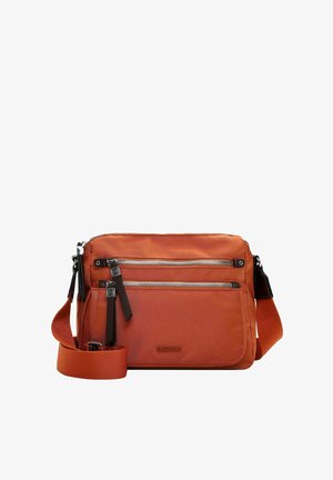 Pomarańczowa torba crossbody z materiału z dwiema przednimi kieszeniami na zamek, regulowanym paskiem i detalem z logo. Gładka tekstura i prostokątny kształt.