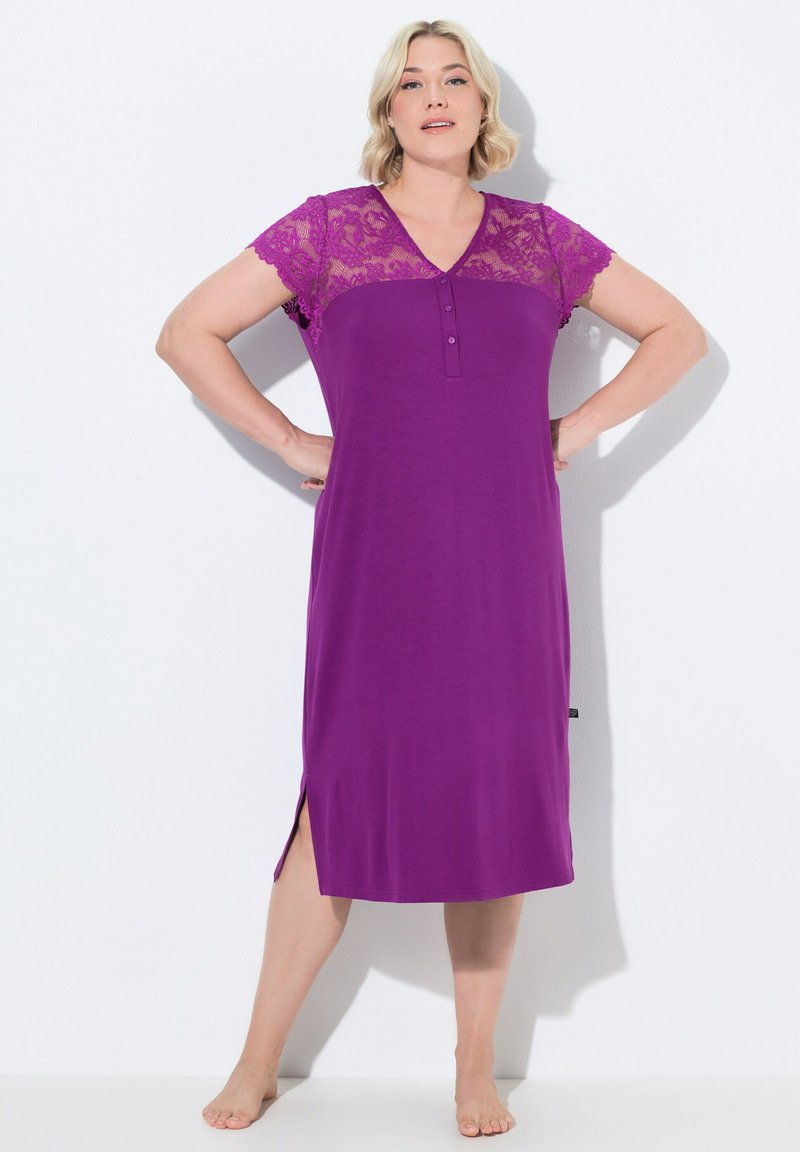 Camisón morado con mangas cortas de encaje, escote en V con botones y aberturas laterales. Tela suave con una textura lisa.