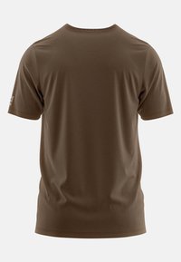 Braunes Kurzarm-T-Shirt mit Rundhalsausschnitt, glatter Textur und kleinem Logo auf dem linken Ärmel. Leicht taillierter Schnitt.