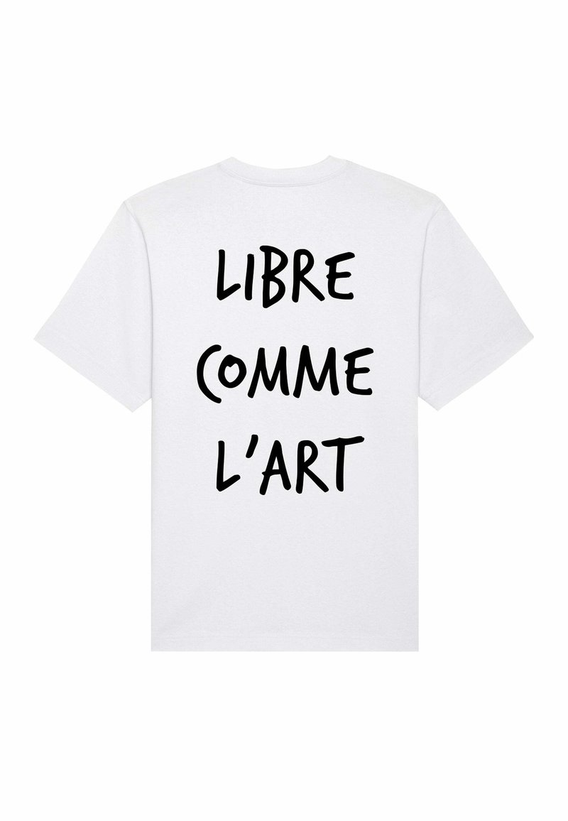 T-shirt en coton blanc avec un texte noir audacieux au dos qui dit "LIBRE COMME L'ART" dans une police informelle et dessinée à la main.