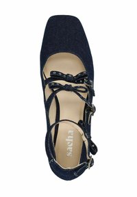 Navyblauwe denim schoen met een vierkante neus, vetersluiting en enkelband met decoratieve uitsparingen en zilveren hardware accenten.
