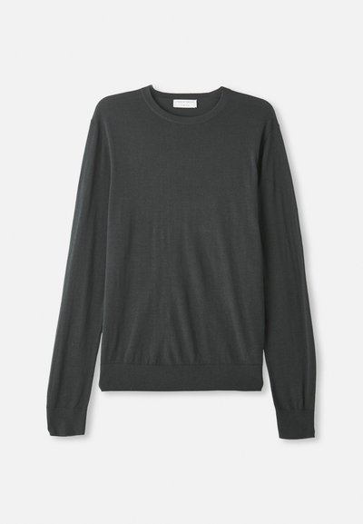 Dunkelgrauer, langärmeliger Strickpullover mit Rundhalsausschnitt, figurnahen Bündchen und geripptem Saum. Glatte Textur ohne erkennbare Muster oder Verzierungen.