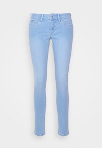 Světlé modré slim-fit džíny s klasickým pětipocket designem, poutky na opasek a jedním zapínáním na knoflík. Hladká denimová textura, bez viditelných vzorů.