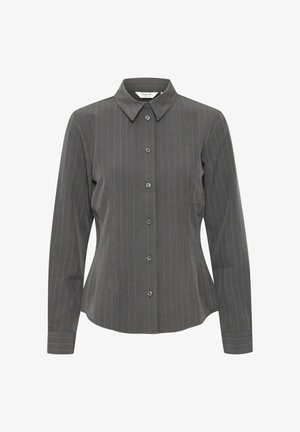 Chemise grise à manches longues avec col, dotée de rayures verticales blanches, fermeture à boutons sur le devant et coupe ajustée. Texture de tissu douce remarquée.
