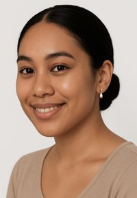 Orecchini a goccia con forma a goccia, caratterizzati da una perla nella parte inferiore, su uno sfondo a tono di pelle neutro. Texture liscia e lucentezza.