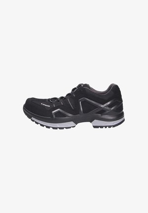 Scarpa sportiva nera con una tomaia in tessuto testurizzato, accenti riflettenti e una suola in gomma scolpita. Presenta una chiusura con lacci e un design che offre supporto.