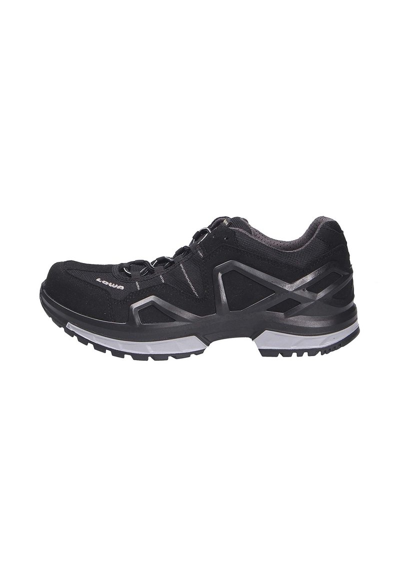 Scarpa sportiva nera con una tomaia in tessuto testurizzato, accenti riflettenti e una suola in gomma scolpita. Presenta una chiusura con lacci e un design che offre supporto.