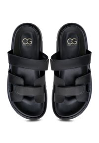 Paire de sandales noires à bout ouvert avec deux brides réglables et logo "CG Cesare Gaspari" sur des semelles rembourrées.