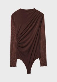 Hnědý dlouhý rukáv body s drapovaným detailem na zadní straně, se štíhlým střihem a tanga výstřihem na spodní části. Měkká textura.