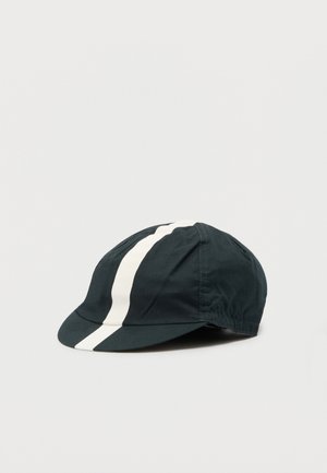 Casquette de cyclisme noire avec une bande blanche incurvée partant de la visière, passant par le dessus et allant jusqu'à l'arrière.