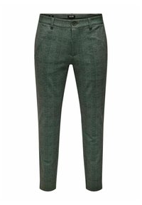 Pantaloni a quadri verdi realizzati in tessuto texturizzato. Presentano una chiusura a bottone, passanti per cintura e un design a gamba affusolata con un sottile motivo a griglia.