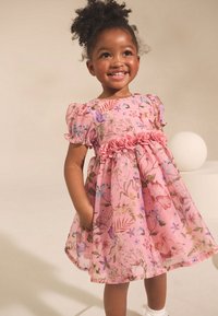 Roosa lillemustriga kleit padjanditega varrukatega, volangiline vöökoht ja lahtine lõige. Kaunistatud erinevates värvides lilledega ning kerge tekstuuriga.