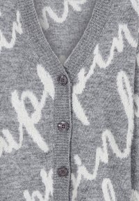 Cardigan grigio realizzato in morbido tessuto a maglia, con un motivo astratto bianco, scollatura a V e quattro bottoni scuri lungo la parte anteriore.