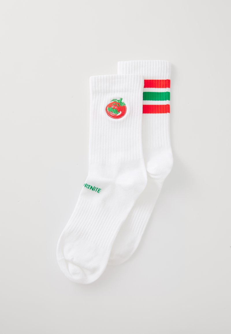 Chaussettes blanches avec une broderie de tomate rouge et un bandeau rayé coloré en rouge, vert et blanc. Texte "FORTNITE" en vert sur le côté.