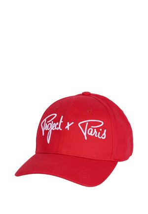 Casquette de baseball rouge avec texte blanc brodé « Project x Paris » sur le panneau avant, structurée avec une visière courbée.