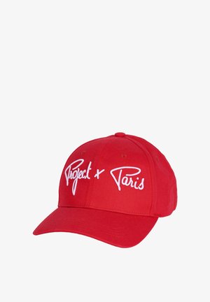Gorra de béisbol roja con texto blanco bordado "Project x Paris" en el panel frontal, estructurada con una visera curvada.