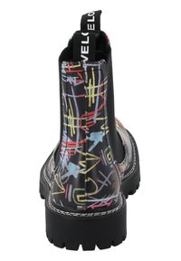 Czarne botki chelsea z wielokolorowymi wzorami graffiti, materiałem o teksturowanej powierzchni, pętlą z tyłu oraz wytrzymałą podeszwą.