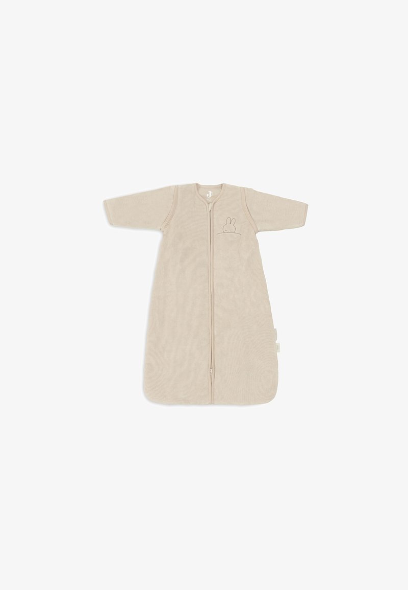 Sac de couchage beige pour bébé avec manches longues, fermeture éclair sur toute la longueur et un design brodé de lapin sur la poitrine. Texture douce et fond arrondi.