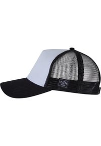 Czarny i biały czapka trucker z jednolitą przednią częścią, siateczkowym tyłem i płaskim daszkiem. Posiada naszywaną metkę z logo po boku.
