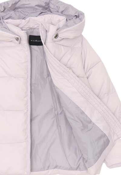 Giacca puffer grigia chiara con cappuccio, dotata di zip frontale, bottoni automatici e una texture liscia e trapuntata. Interno foderato di grigio scuro.